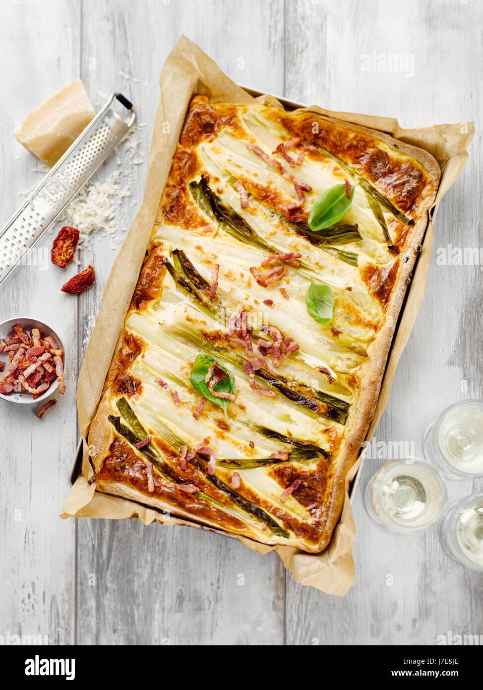 Asparagi torta di cipolle con pancetta Foto Stock