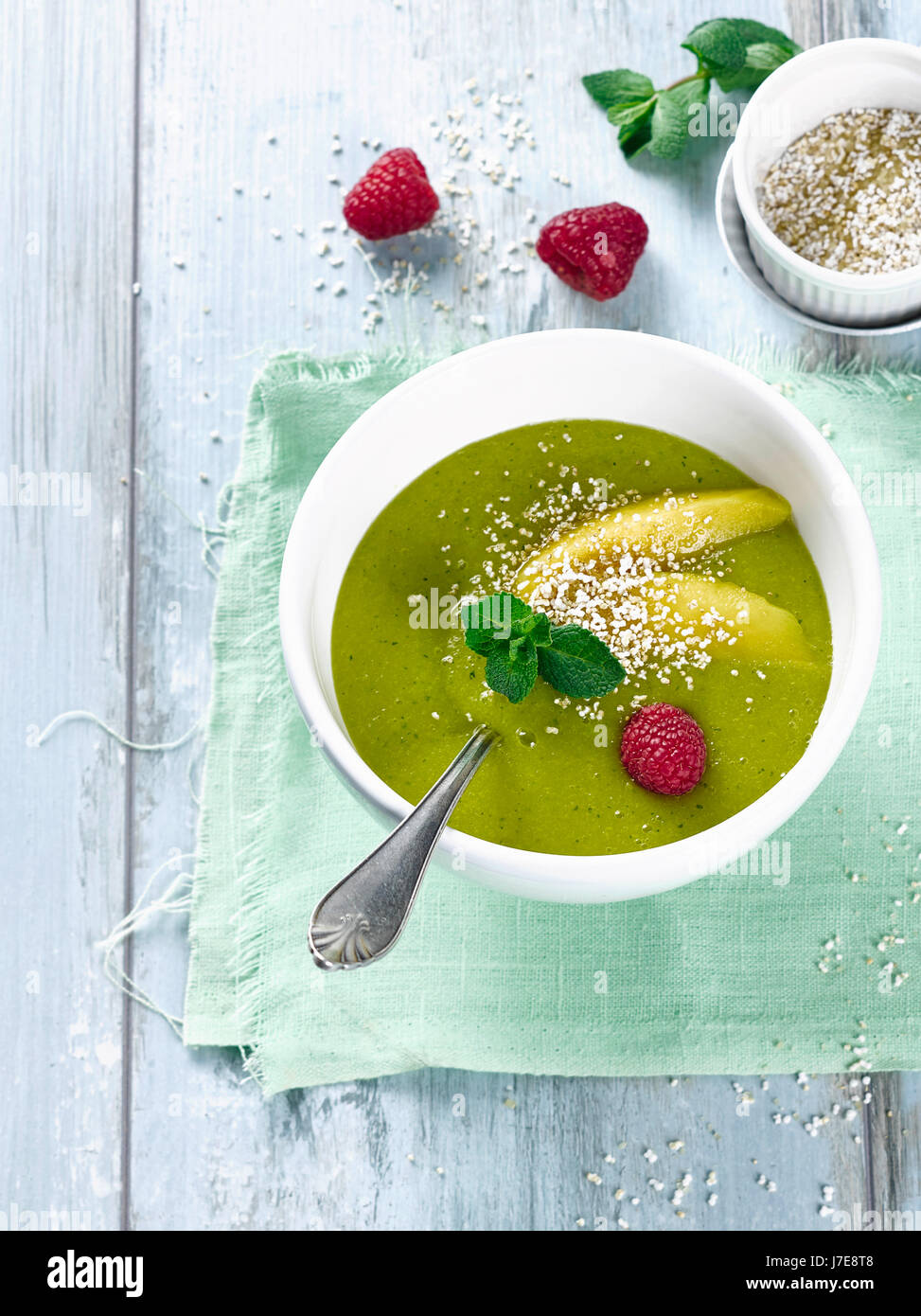 Frullato di cetriolo ciotola con mango Foto Stock