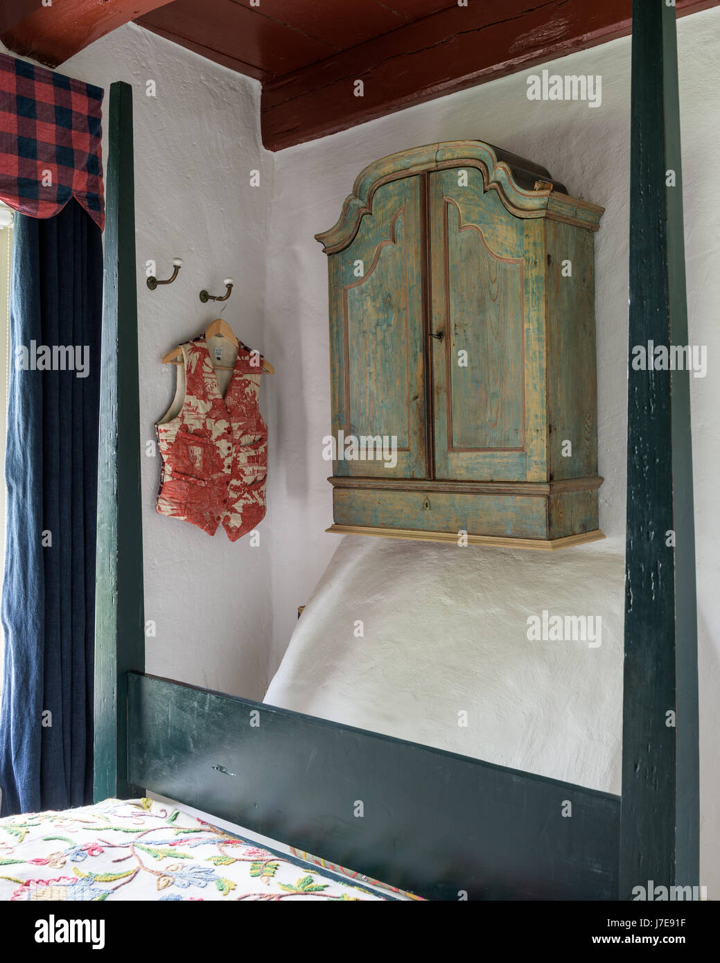 Xviii secolo svedese armadio a muro con letto dipinte racing green Foto Stock