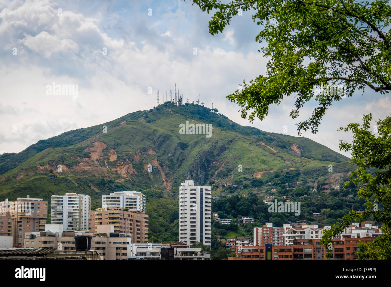 Collina delle Tre Croci (Cerro de las Tres Cruces) e Cali vista città - Cali, Colombia Foto Stock