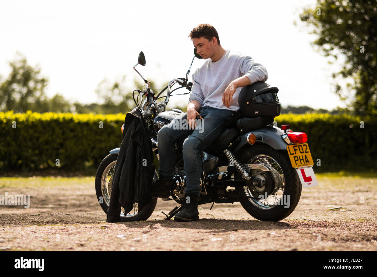 Giovane uomo su una moto Foto Stock