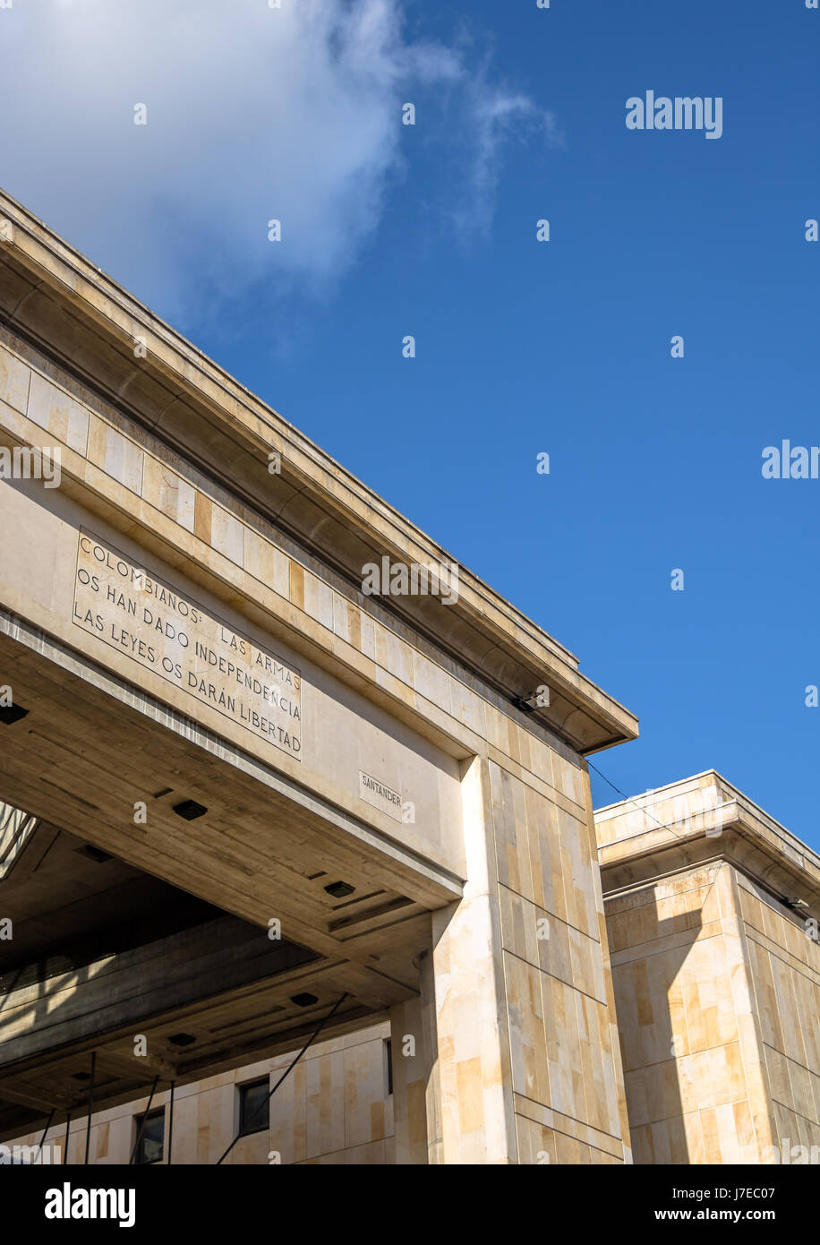 Dettaglio del colombiano di palazzo di giustizia con la famosa citazione di Santander iscrizione - Bogotà, Colombia Foto Stock
