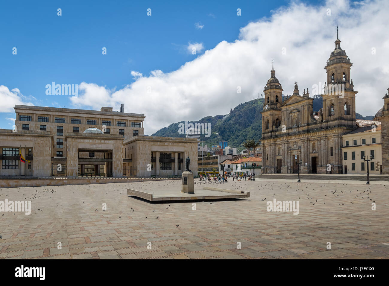 Piazza Bolivar, con la cattedrale e il Palazzo colombiano di giustizia - Bogotà, Colombia Foto Stock