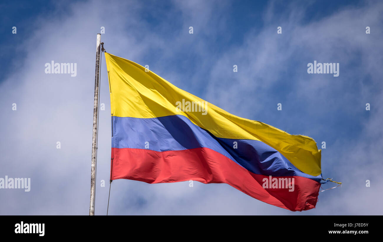 Sventola bandiera colombiana su un cielo blu - Bogotà, Colombia Foto Stock