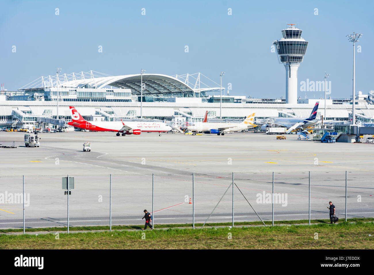 Monaco di Baviera, Germania - Aprile 9: Piani in posizione di parcheggio all'aeroporto di Monaco di Baviera, in Germania il 9 aprile 2017. L'aeroporto dispone di oltre 40 milioni di passenge Foto Stock