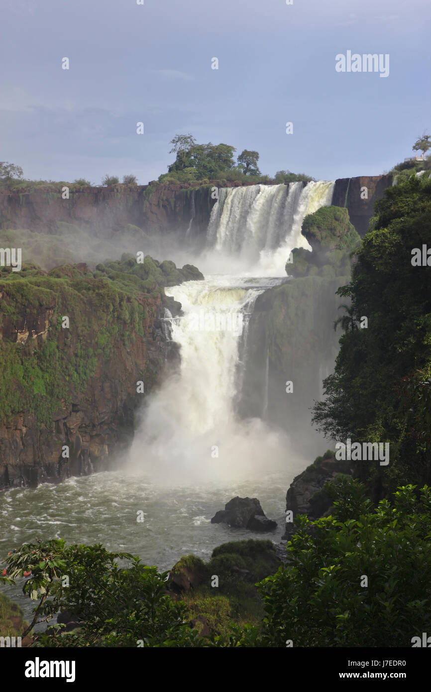 Cascate di Iguassù, argentino cade dal percorso inferiore sul lato argentino. Argentina Foto Stock