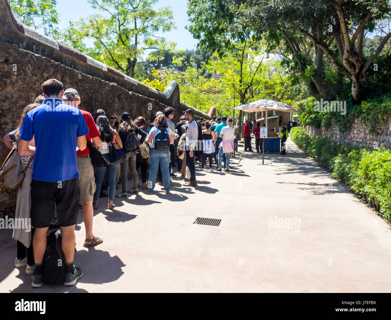 I turisti in coda per entrare Antoni Gaudi Park Güell, Barcellona, Spagna Foto Stock