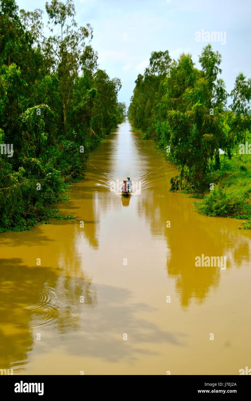 Barca su un tranquillo canale, Can Tho provincia, Vietnam Foto Stock