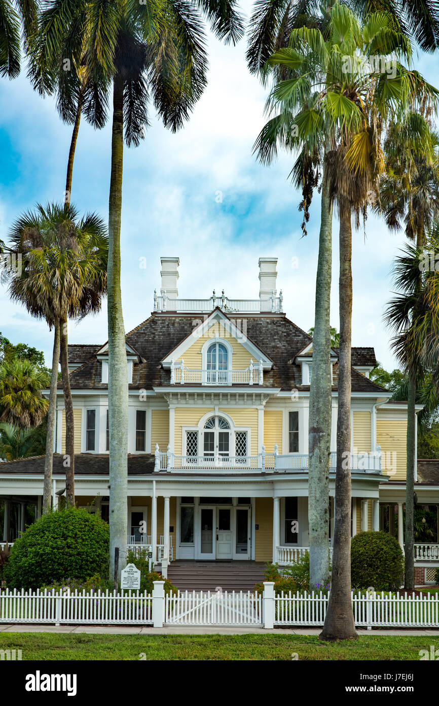 La storica Burroughs Home (b. 1901) - ora un museo e luogo di ritrovo per eventi, Fort Myers, Florida, Stati Uniti d'America Foto Stock