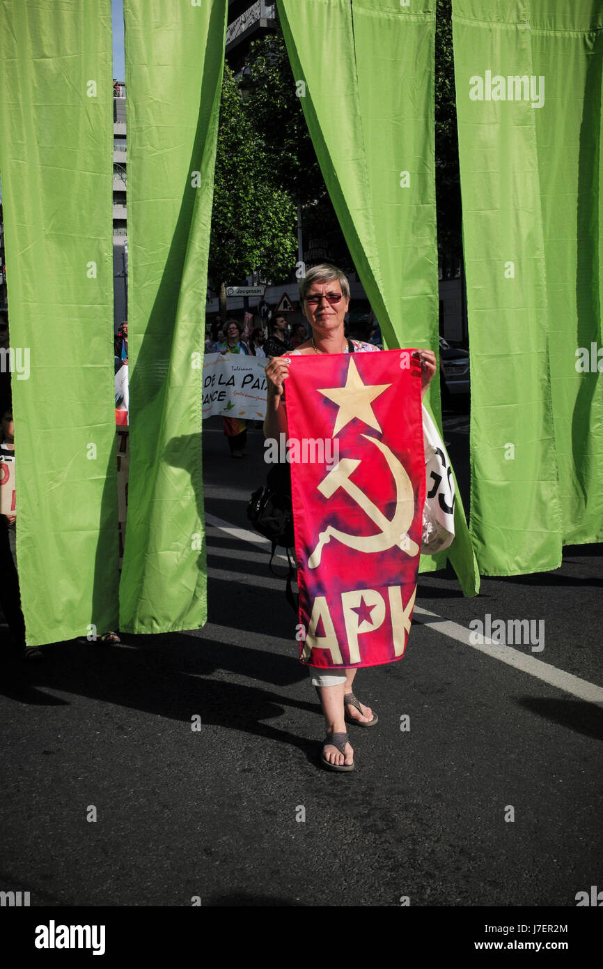 Bruxelles, Belgio. 24 maggio 2017. marcia di protesta contro il Presidente degli Stati Uniti d'America nel centro della città di Bruxelles, in Belgio, il 24.05.2017 il presidente statunitense Donald Trump, per partecipare a una NATO (Organizzazione del Trattato del Nord Atlantico) summit Maggio 25 da Wiktor Dabkowski | Utilizzo di credito in tutto il mondo: dpa/Alamy Live News Foto Stock