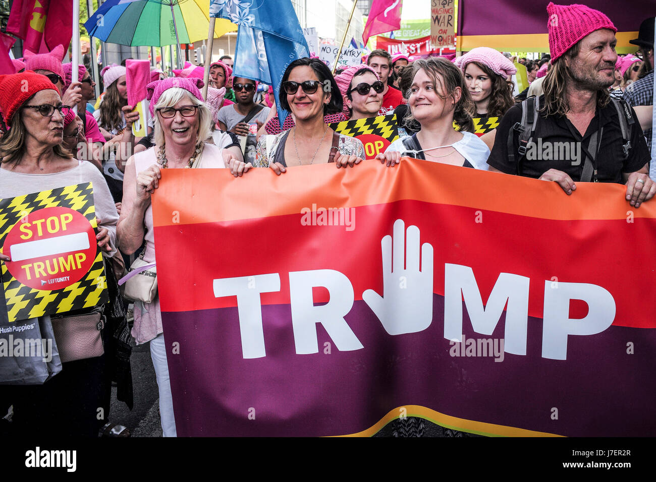 Bruxelles, Belgio. 24 maggio 2017. marcia di protesta contro il Presidente degli Stati Uniti d'America nel centro della città di Bruxelles, in Belgio, il 24.05.2017 il presidente statunitense Donald Trump, per partecipare a una NATO (Organizzazione del Trattato del Nord Atlantico) summit Maggio 25 da Wiktor Dabkowski | Utilizzo di credito in tutto il mondo: dpa/Alamy Live News Foto Stock