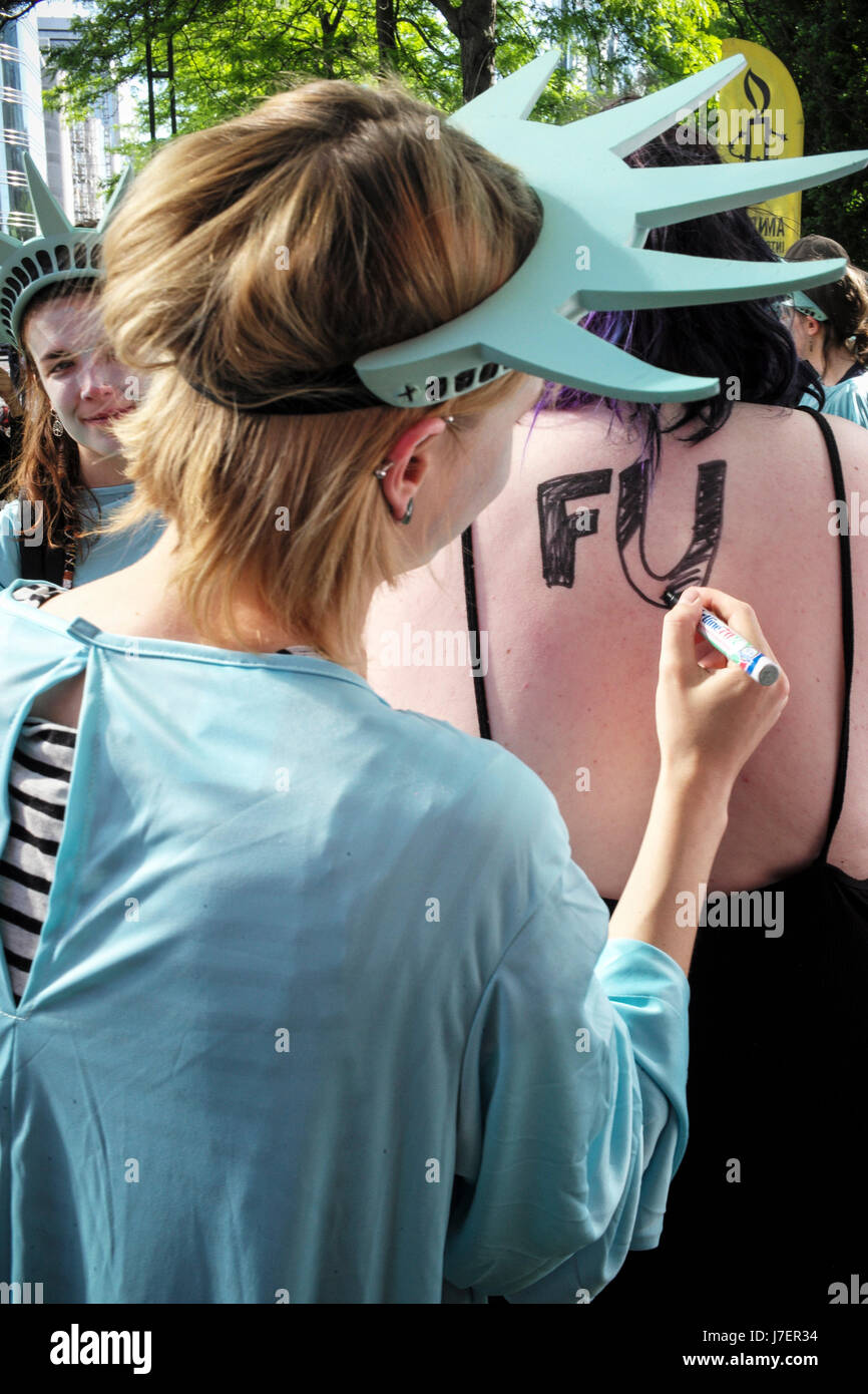 Bruxelles, Belgio. 24 maggio 2017. marcia di protesta contro il Presidente degli Stati Uniti d'America nel centro della città di Bruxelles, in Belgio, il 24.05.2017 il presidente statunitense Donald Trump, per partecipare a una NATO (Organizzazione del Trattato del Nord Atlantico) summit Maggio 25 da Wiktor Dabkowski | Utilizzo di credito in tutto il mondo: dpa/Alamy Live News Foto Stock