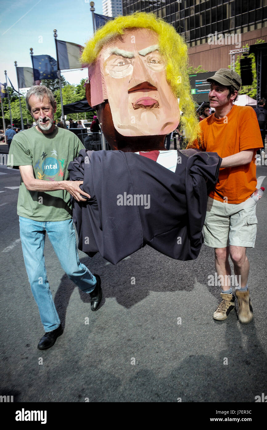Bruxelles, Belgio. 24 maggio 2017. marcia di protesta contro il Presidente degli Stati Uniti d'America nel centro della città di Bruxelles, in Belgio, il 24.05.2017 il presidente statunitense Donald Trump, per partecipare a una NATO (Organizzazione del Trattato del Nord Atlantico) summit Maggio 25 da Wiktor Dabkowski | Utilizzo di credito in tutto il mondo: dpa/Alamy Live News Foto Stock