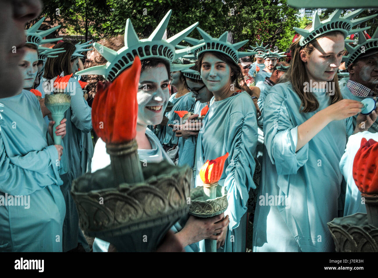 Bruxelles, Belgio. 24 maggio 2017. marcia di protesta contro il Presidente degli Stati Uniti d'America nel centro della città di Bruxelles, in Belgio, il 24.05.2017 il presidente statunitense Donald Trump, per partecipare a una NATO (Organizzazione del Trattato del Nord Atlantico) summit Maggio 25 da Wiktor Dabkowski | Utilizzo di credito in tutto il mondo: dpa/Alamy Live News Foto Stock