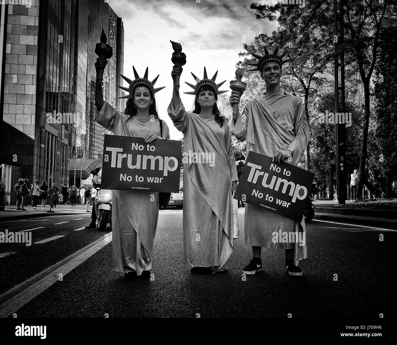 Marcia di protesta contro il Presidente degli Stati Uniti d'America nel centro della città di Bruxelles, in Belgio, il 24.05.2017 il presidente statunitense Donald Trump, per partecipare a una NATO (Organizzazione del Trattato del Nord Atlantico) summit Maggio 25 da Wiktor Dabkowski | Utilizzo di tutto il mondo Foto Stock