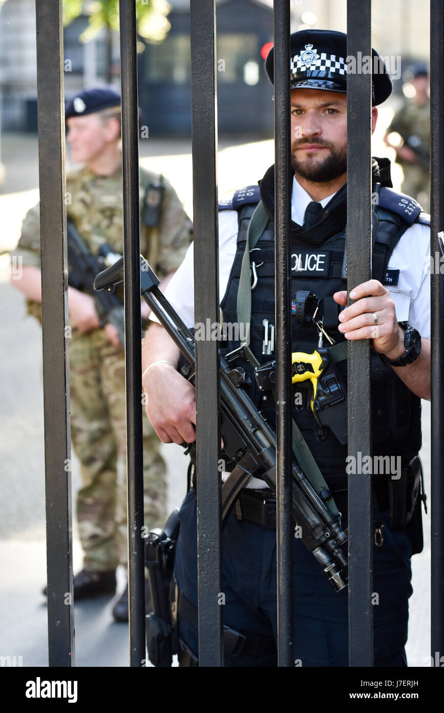 Westminster, Londra, Regno Unito. Il 24 maggio 2017. Esercito britannico per le strade di Londra come parte di Operazione Temperer dopo gli attentati terroristici a Manchester. Credito: Matteo Chattle/Alamy Live News Foto Stock