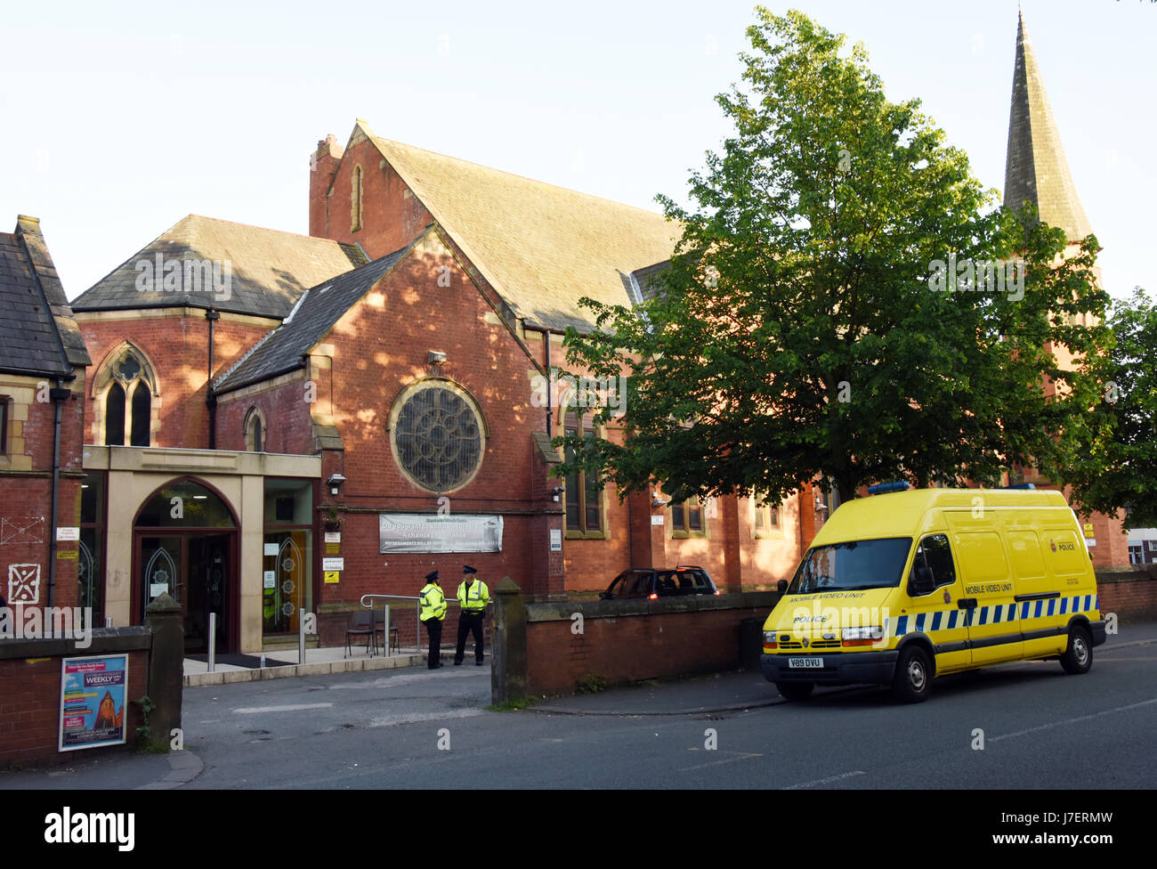 Didsbury, UK. Xxiv Maggio, 2017. Didsbury moschea dove il Manchester kamikaze Salman Abedi pregato.i suoi genitori hanno pregato anche lì ma sono ora in Libia. Non vi è mai stata alcuna thrreats contro la moschea secondo la poloice ma solo per mantenere una presenza in loco. Credito: Della Batchelor/Alamy Live News Foto Stock