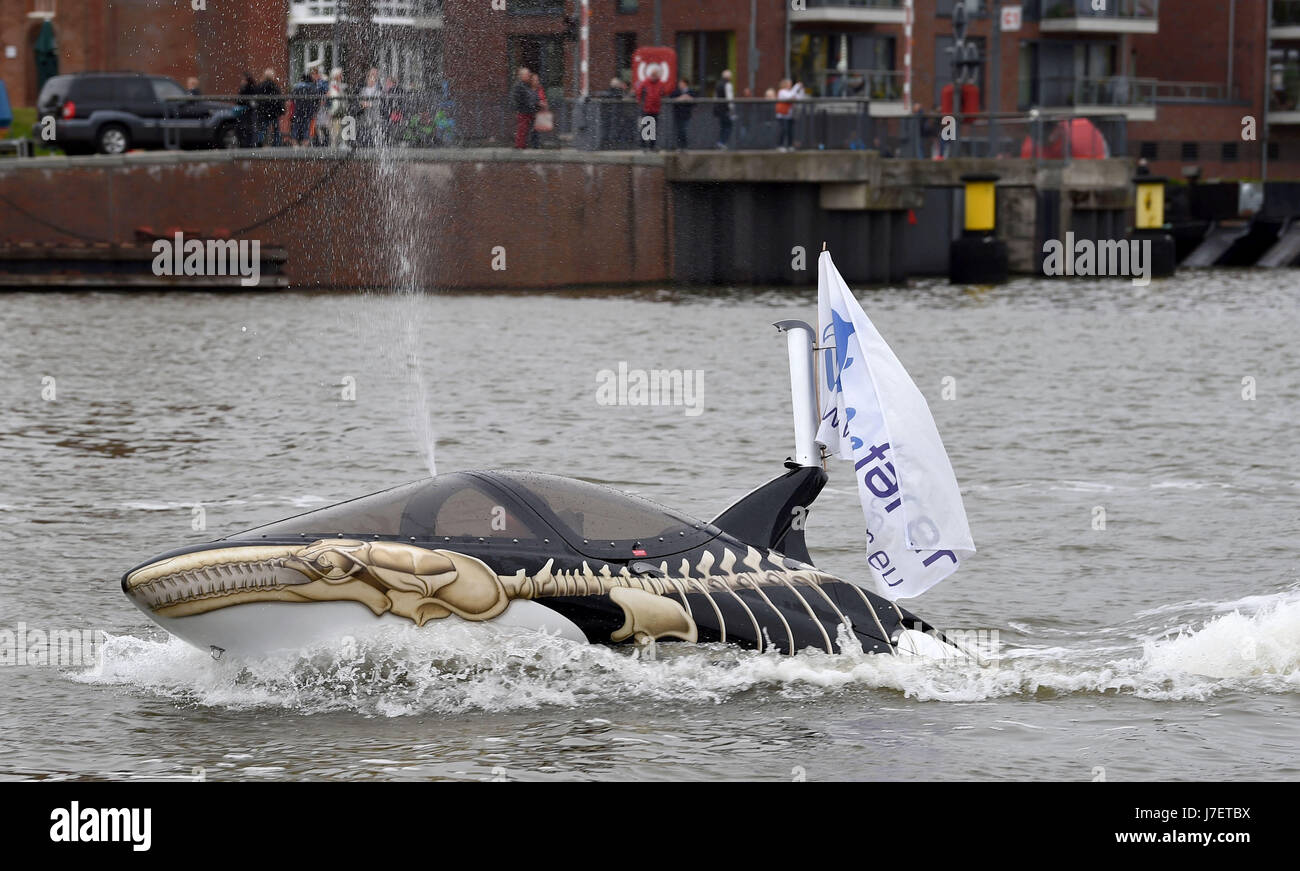 Bremerhaven, Germania. 24 maggio 2017. dpatop - La nuova acqua craft 'Seabreacher' passa attraverso il nuovo porto di Bremerhaven, Germania, 24 maggio 2017. Lunghezza 5 metri veicolo nella forma di una balena raggiunge velocità fino a 100 km/h sulla superficie dell'acqua e 40 km/h sott'acqua. Foto: Carmen Jaspersen/dpa/Alamy Live News Foto Stock