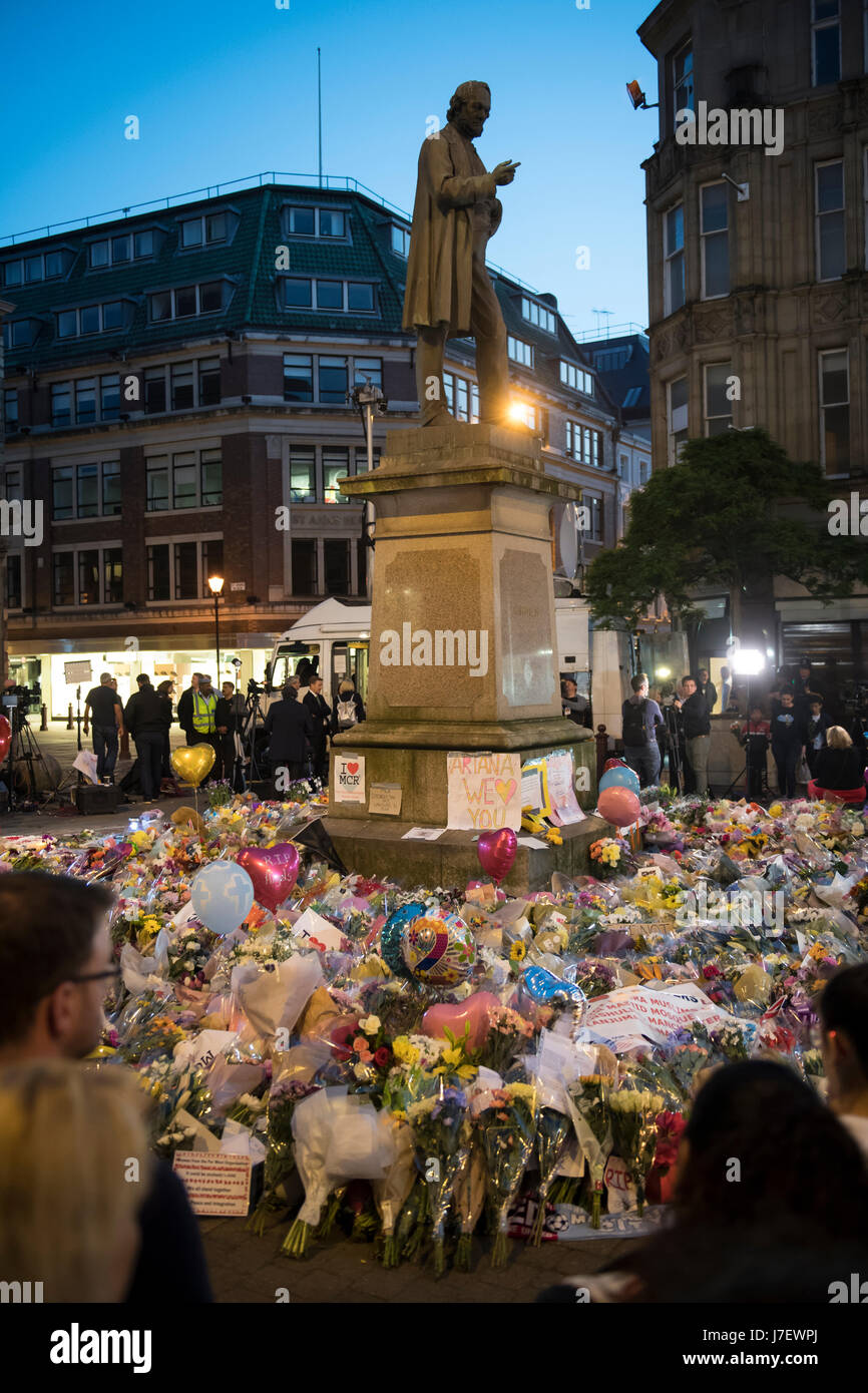 Tributi floreali al concerto di Manchester Arena Ariana Grande attacco terroristico il 22nd maggio 2017. St Anne’s Square Manchester Regno Unito Foto Stock