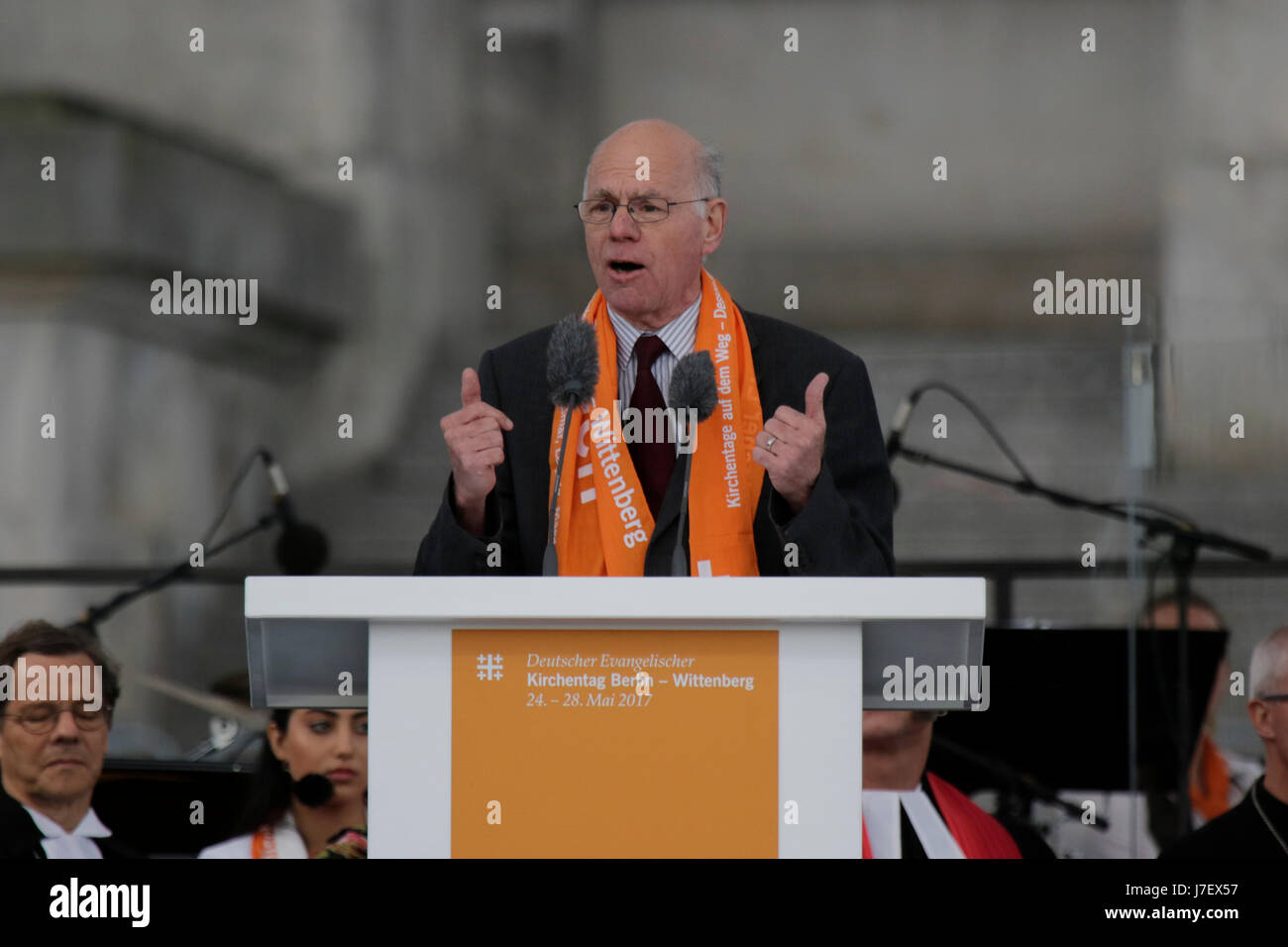 Berlino, Germania. Il 24 maggio 2017. Norbert Lammert, il Presidente del Bundestag (parlamento tedesco) , affronta la congregazione. Rappresentanti della politica e di altre confessioni cristiane rivolto al servizio di apertura della trentaseiesima Chiesa protestante di Germania Congresso di Berlino. Il Congresso coincide con il 500. anniversario della riforma. Foto Stock