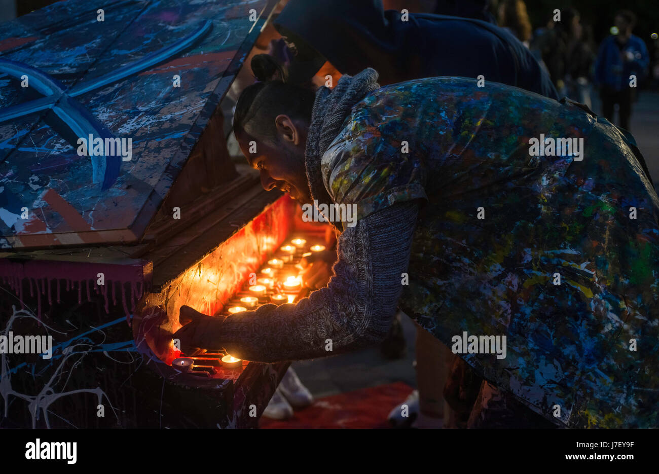 New York, Stati Uniti d'America 24 Maggio 2014 - Silent pianoforte, una cena a lume di candela a memoriale per le vittime del Manchester attacco terroristico, da Daniel Leviyev,a Washington Square Park ©Stacy Rosenstock Walsh/Alamy Foto Stock