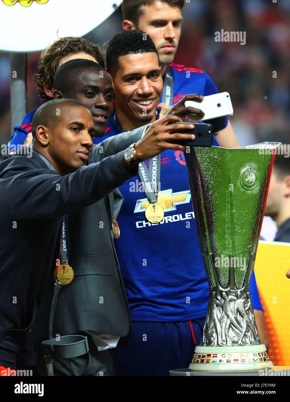 Stoccolma, Svezia. Xxiv Maggio, 2017. Il Manchester United ai giocatori di prendere selfie foto con il trofeo dopo aver vinto la UEFA Europa League match finale tra Manchester United e Ajax Amsterdam presso gli amici Arena di Stoccolma, Svezia, 24 maggio, 2017. Il Manchester United rivendicato il titolo sconfiggendo Ajax Amsterdam 2-0. Credito: Gong Bing/Xinhua/Alamy Live News Foto Stock
