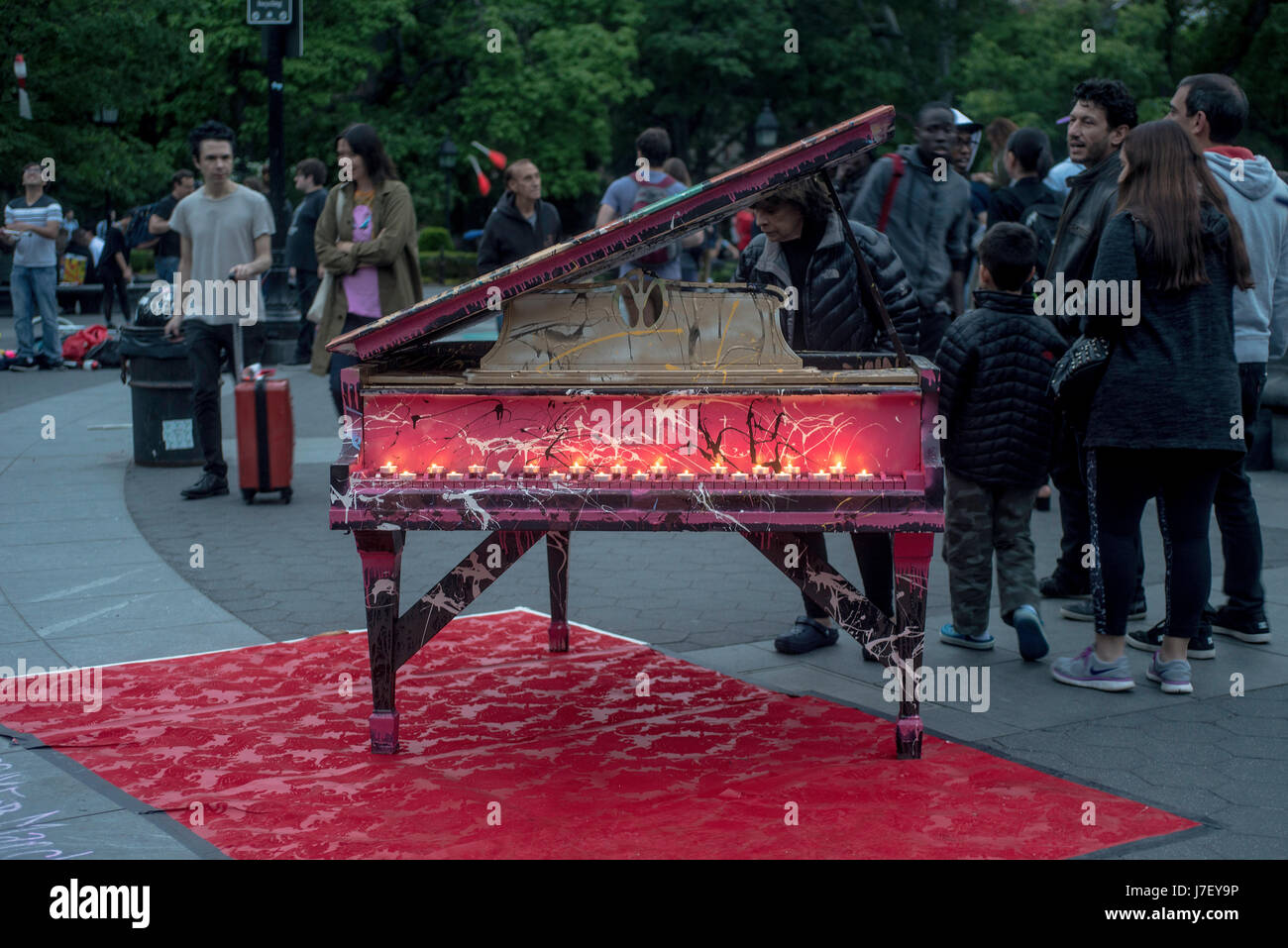 New York, Stati Uniti d'America 24 Maggio 2014 - Silent pianoforte, una cena a lume di candela a memoriale per le vittime del Manchester attacco terroristico, da Daniel Leviyev,a Washington Square Park ©Stacy Rosenstock Walsh/Alamy Foto Stock
