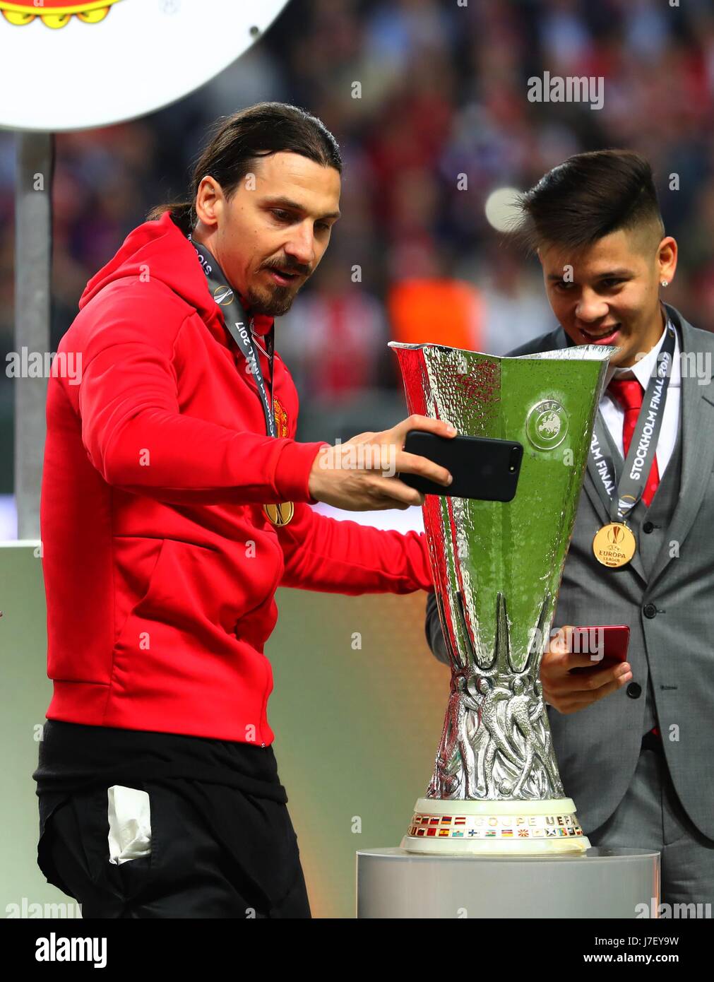 Stoccolma, Svezia. Xxiv Maggio, 2017. Il Manchester United Zlatan Ibrahimovic (L) prende selfie foto con il trofeo dopo aver vinto la UEFA Europa League match finale tra Manchester United e Ajax Amsterdam presso gli amici Arena di Stoccolma, Svezia, 24 maggio, 2017. Il Manchester United rivendicato il titolo sconfiggendo Ajax Amsterdam 2-0. Credito: Gong Bing/Xinhua/Alamy Live News Foto Stock