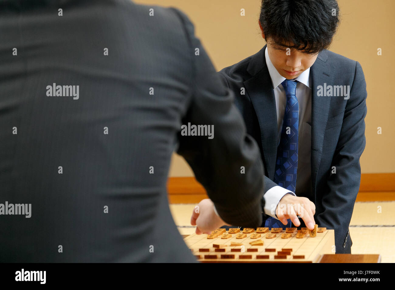 (L a R) Shogi giocatori Sota Fujii e Seiya Kondo face off durante il trentesimo Ryuuou torneo su 25 Maggio 2017 a Tokyo, in Giappone. Fujii e Kondo gareggiato nei tornei di gruppo 6 che era stato trasmesso online attraverso il giapponese video-streaming service Nico Nico Douga. Credito: Rodrigo Reyes Marin/AFLO/Alamy Live News Foto Stock