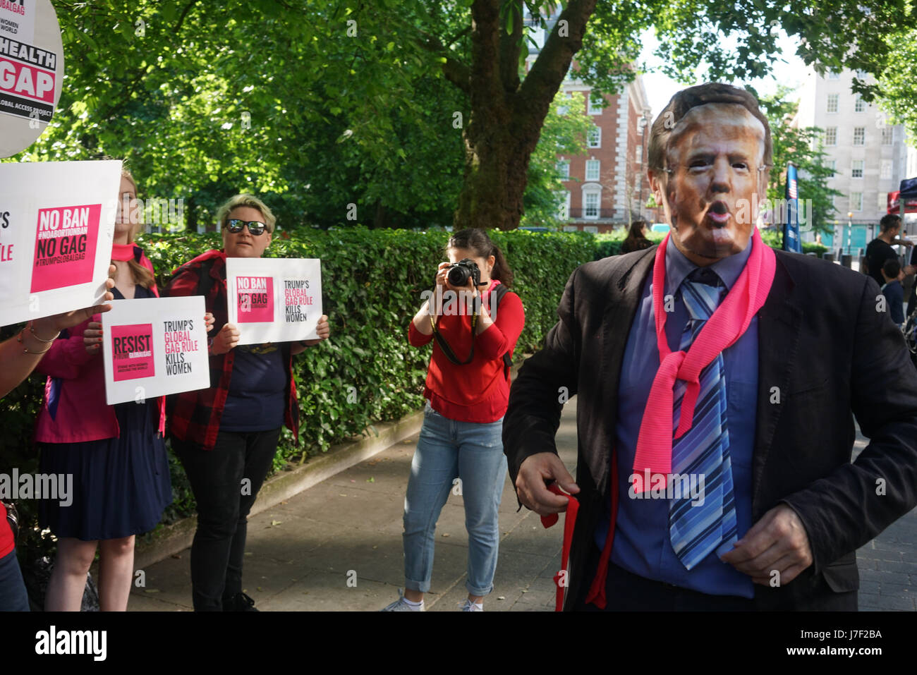 Londra, Inghilterra, Regno Unito. 25 Maggio, 2017. protesta coordinata con gruppi americani che protestavano contro Trump globale della sentenza Gag che taglierà tutti i finanziamenti alle organizzazioni che dare alle donne informazioni circa l'aborto servizi presso l'ambasciata USA. tramite carta di credito: Vedere Li/Alamy Live News Foto Stock