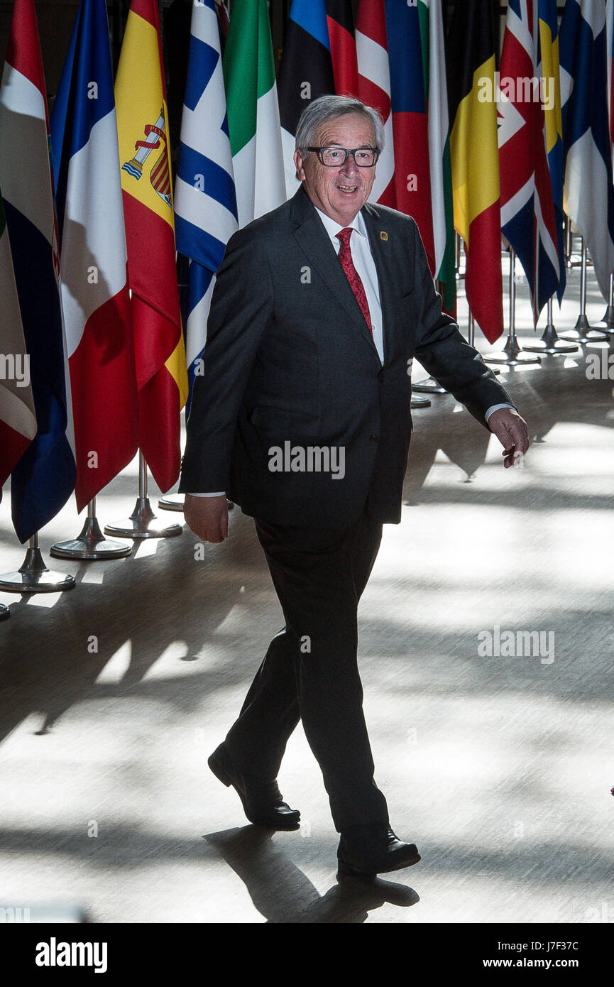 Jean Claude Juncker, il presidente della Commissione europea arriva per la riunione di noi - Unione europea con il Presidente Trump (non nell'immagine) in occasione del Consiglio europeo di Bruxelles, Belgio su 25.05.2017 Trump paga visita in Belgio per assistere ad una Organizzazione del Trattato del Nord Atlantico (NATO) Vertice e per incontrare i leader dell'UE da Wiktor Dabkowski | Utilizzo di tutto il mondo Foto Stock