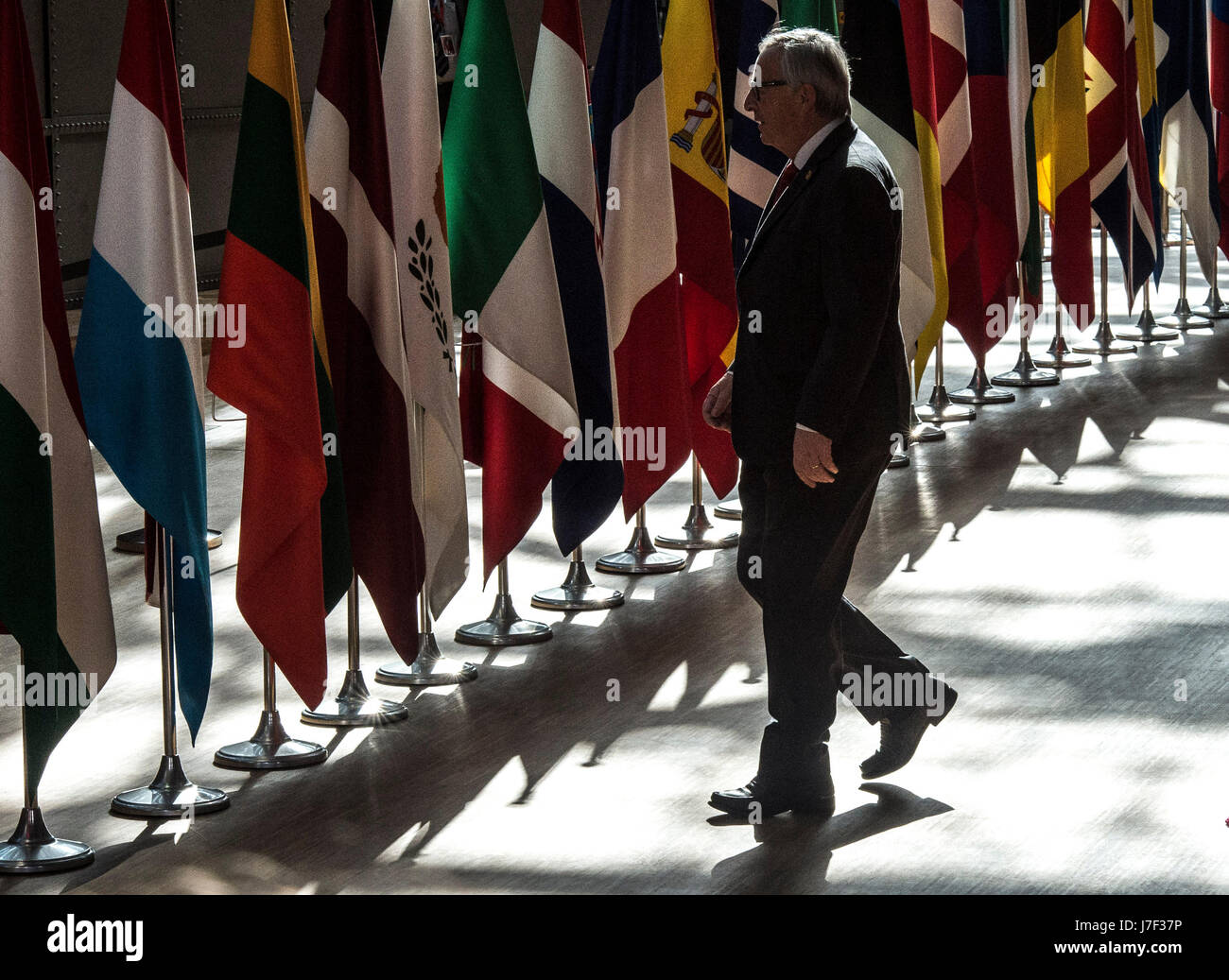 Jean Claude Juncker, il presidente della Commissione europea arriva per la riunione di noi - Unione europea con il Presidente Trump (non nell'immagine) in occasione del Consiglio europeo di Bruxelles, Belgio su 25.05.2017 Trump paga visita in Belgio per assistere ad una Organizzazione del Trattato del Nord Atlantico (NATO) Vertice e per incontrare i leader dell'UE da Wiktor Dabkowski | Utilizzo di tutto il mondo Foto Stock
