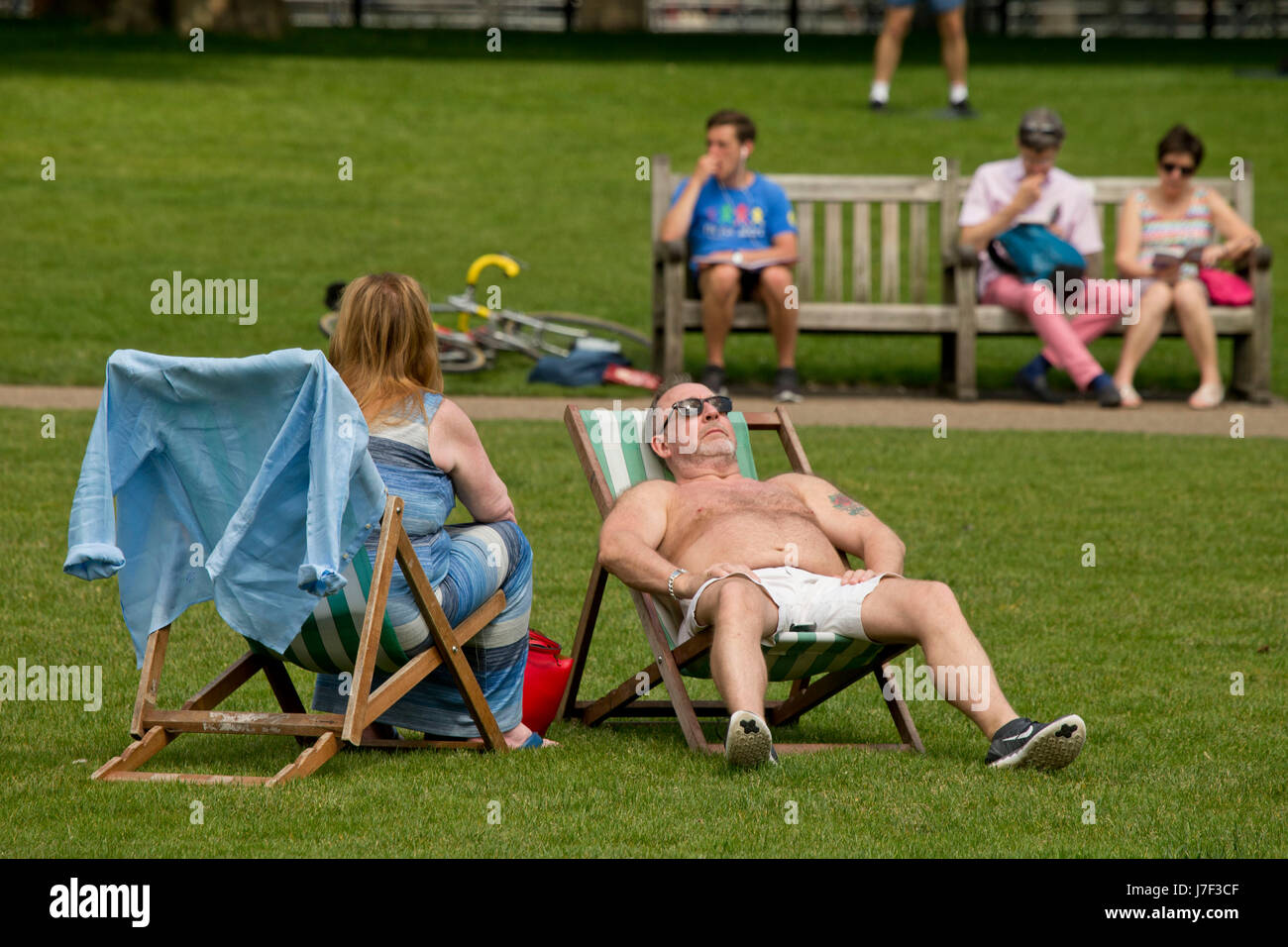 Londra, Regno Unito. 25 Maggio, 2017. 25 Maggio, 2017. Le persone che si godono il sole in St James Park, Londra Credito: Sebastian Remme/Alamy Live News Foto Stock