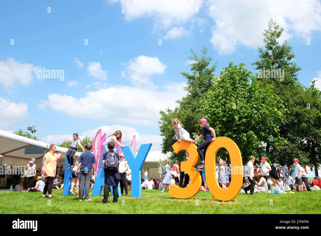 Hay Festival 2017 - Hay on Wye, Wales, Regno Unito - Maggio 2017 - i ragazzi della scuola media locale godere il giorno di apertura di questo anni Hay Festival che festeggia il suo trentesimo anniversario nel 2017. L'iconico fieno gigante lettere sono state modificate per riflettere questo. Credito: Steven Maggio/Alamy Live News Foto Stock