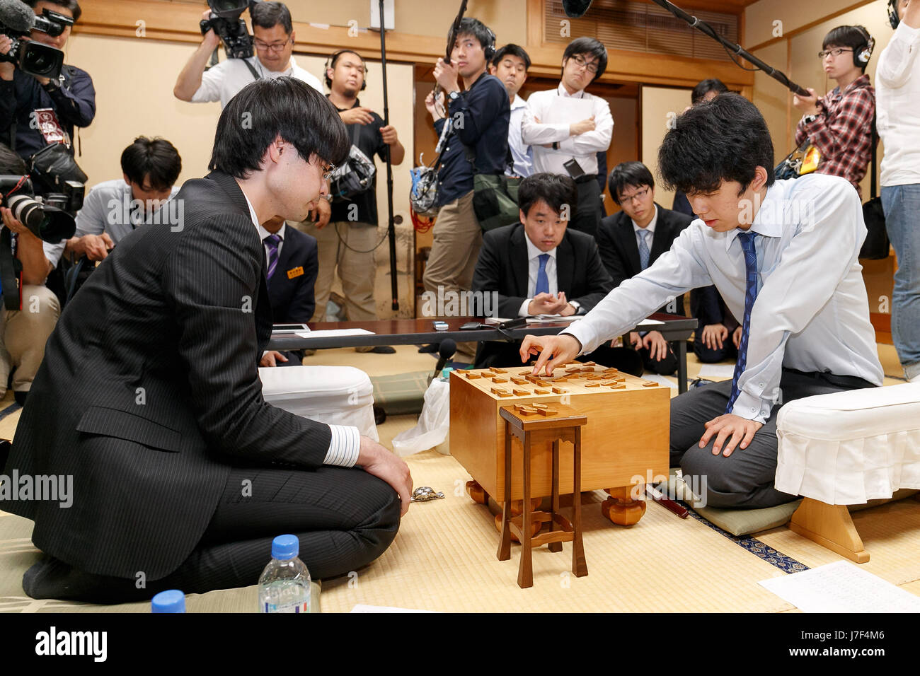 Sota Fujii (R) vince la shogi match contro Seiya Kondo (L) al trentesimo Ryuuou torneo su 25 Maggio 2017 a Tokyo, in Giappone. Fujii, il più giovane professional shogi player in Giappone, ha vinto il torneo il gruppo 6 che era stato trasmesso online attraverso il giapponese video streaming service Nico Nico Douga. Credito: Rodrigo Reyes Marin/AFLO/Alamy Live News Foto Stock