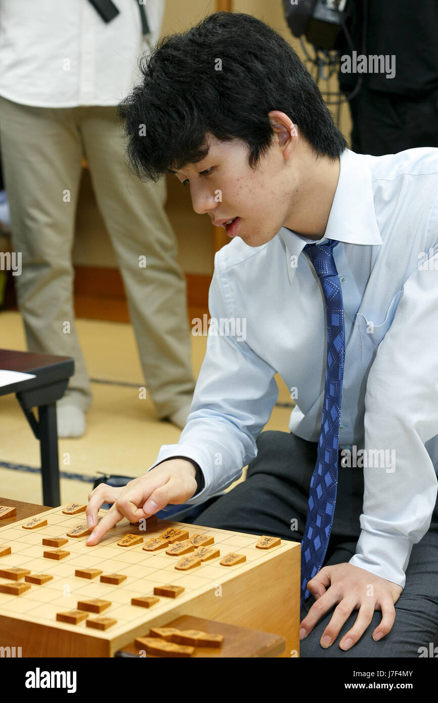 Sota Fujii vince il shogi match contro Seiya Kondo al trentesimo Ryuuou torneo su 25 Maggio 2017 a Tokyo, in Giappone. Fujii, il più giovane professional shogi player in Giappone, ha vinto il torneo il gruppo 6 che era stato trasmesso online attraverso il giapponese video streaming service Nico Nico Douga. Credito: Rodrigo Reyes Marin/AFLO/Alamy Live News Foto Stock