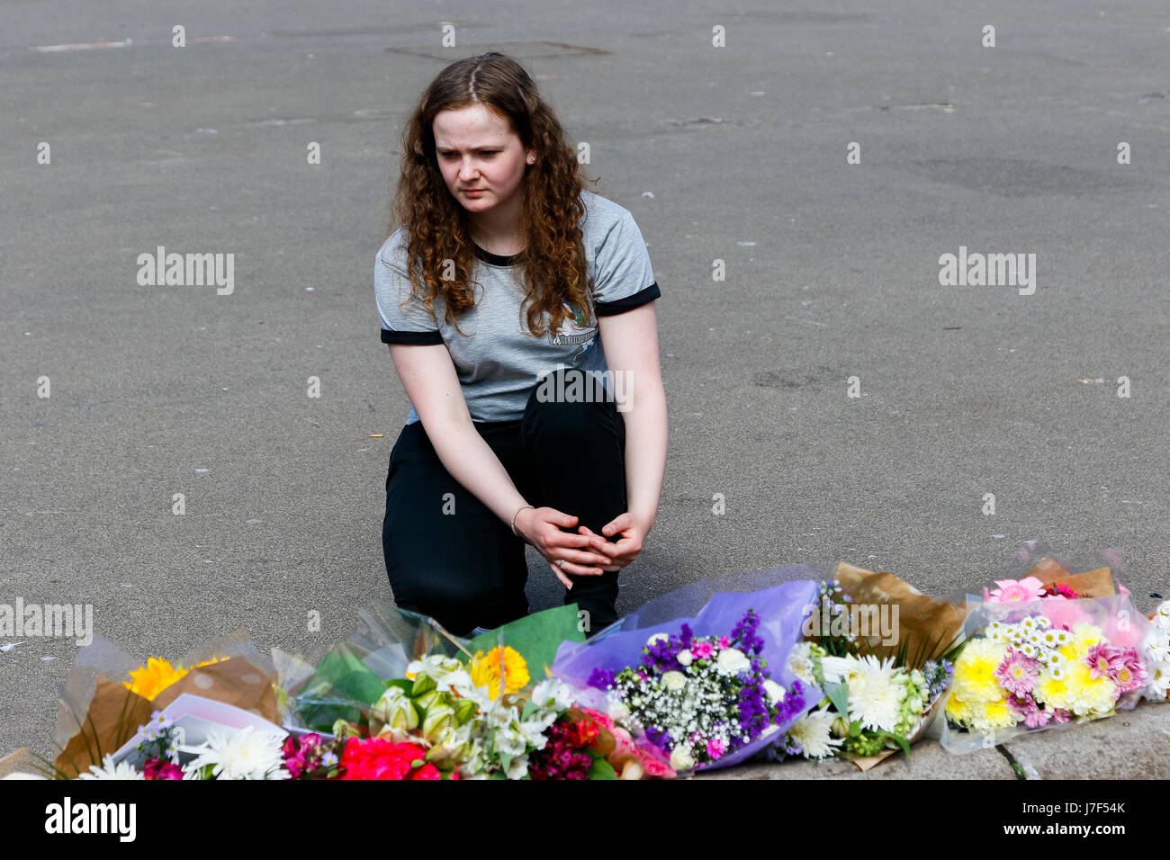 Glasgow, Regno Unito. 25 Maggio, 2017. Billie Brennan, di anni 18, dal porto di Glasgow è stato a George Square oggi per pagare rispetti a quelli che erano stati uccisi o feriti nel bombardamento di Manchester. Billie Brennan e 4 dei suoi amici sono stati a Manchester per una breve pausa in città vacanze, celebrando uno del gruppo diciottesimo compleanno e sono stati all'ARIANA GRANDE CONCERTO DEL quando la bomba è andato fuori. Per fortuna nessuno di loro sono stati feriti. Credito: Findlay/Alamy Live News Foto Stock