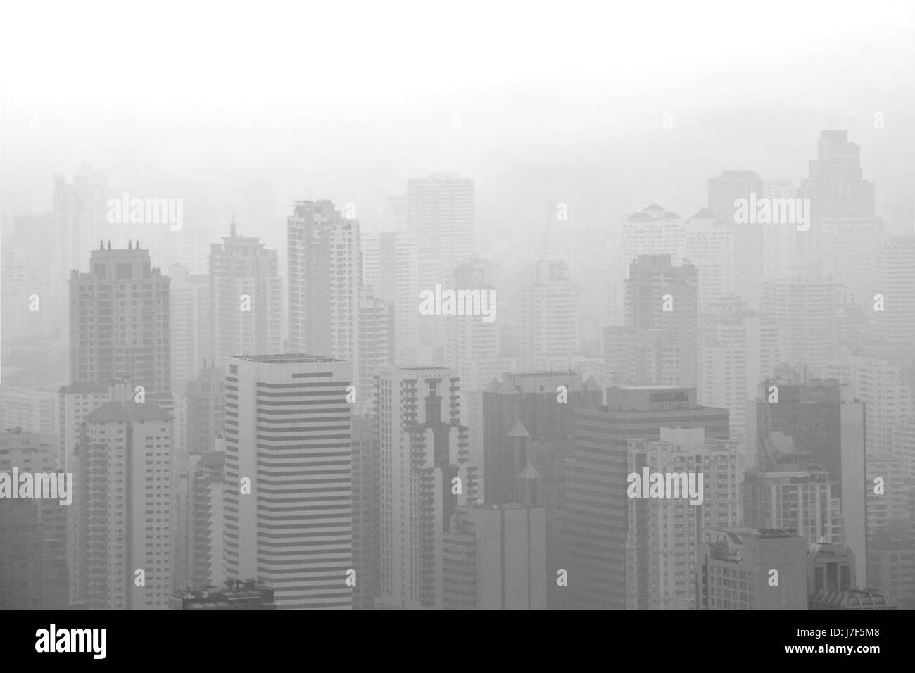 Vista aerea della grande città con l'inquinamento atmosferico / smog causando bassa visibilità al mattino. Bangkok, Tailandia Foto Stock