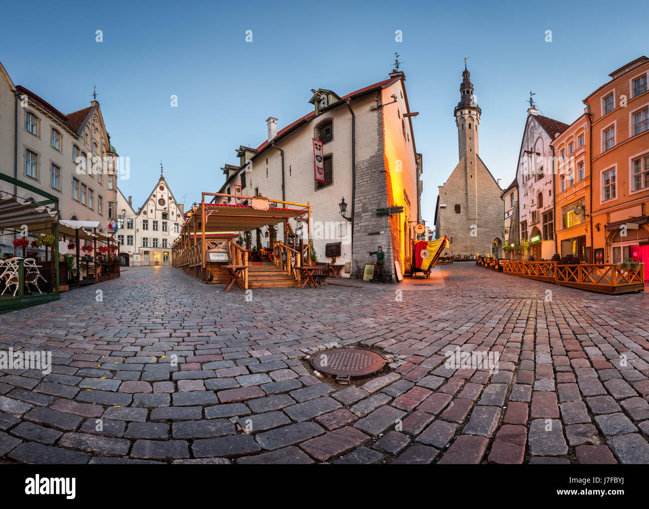 Tallinn Town Hall e ristorante Olde Hansa al mattino, Tallinn, Estonia Foto Stock