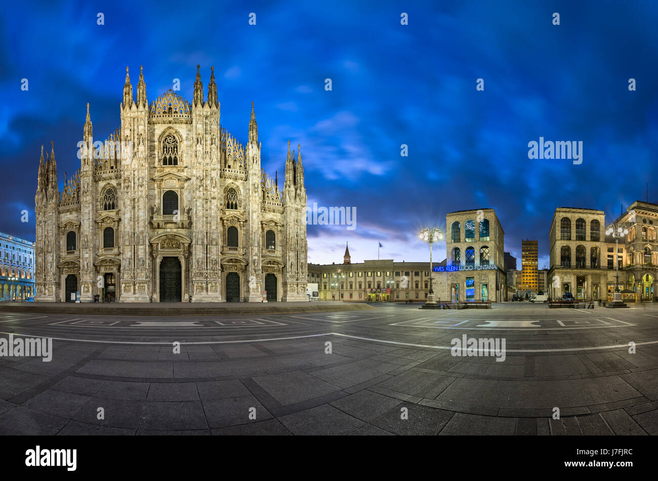 Milano, Italia - 13 gennaio 2015: il Duomo di Milano (Duomo di Milano e Piazza del Duomo di Milano, Italia. Il Duomo di Milano è la seconda più grande del Catholic Foto Stock