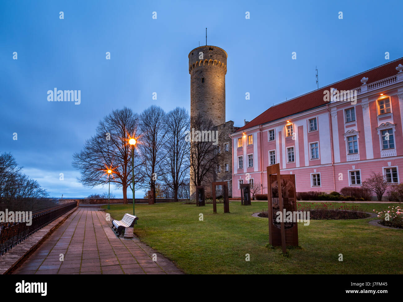 Herman lungo la torre e il Palazzo del Parlamento al mattino, Tallinn, Estonia Foto Stock