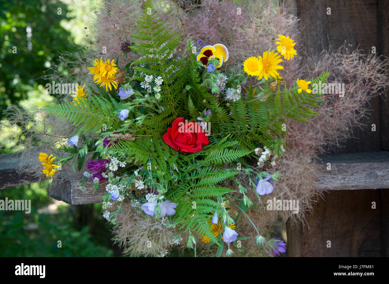 Estate bouquet di fiori e di erbe aromatiche Foto Stock