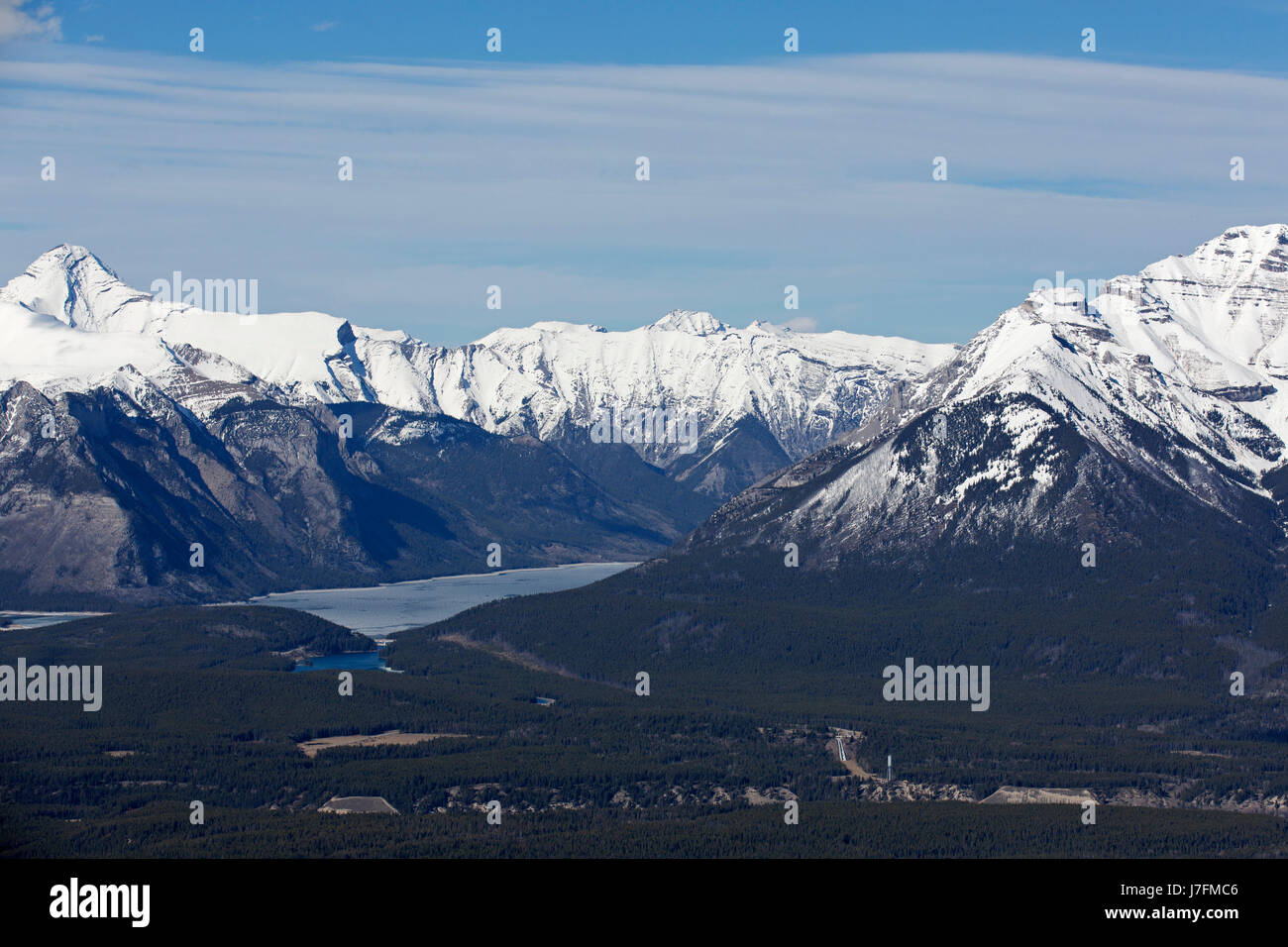 Neve si trova sulle montagne sopra Banff, Alberta, Canada.La montagna e le vette innevate intorno alla città sono parte delle Canadian Rockies. Foto Stock