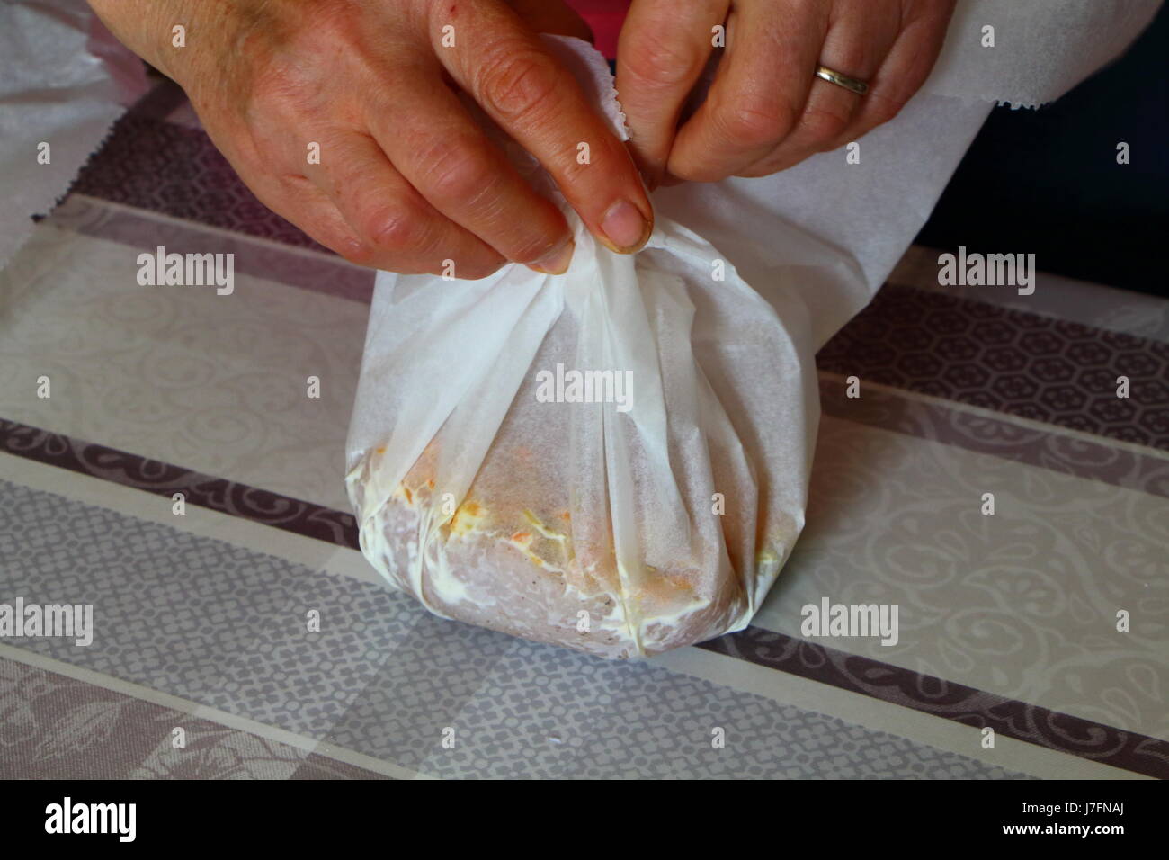 Per chiudere una carta stagnola con pesce Foto Stock