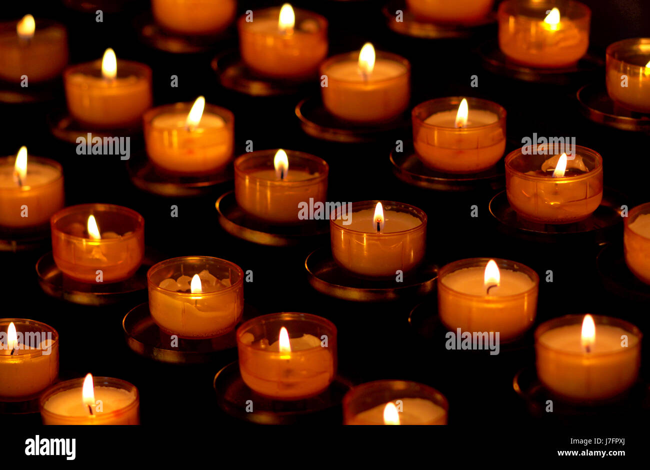 Fiamma paraffina candele devozione servizio brillare a lume di candela brilla luminosa lucent Foto Stock