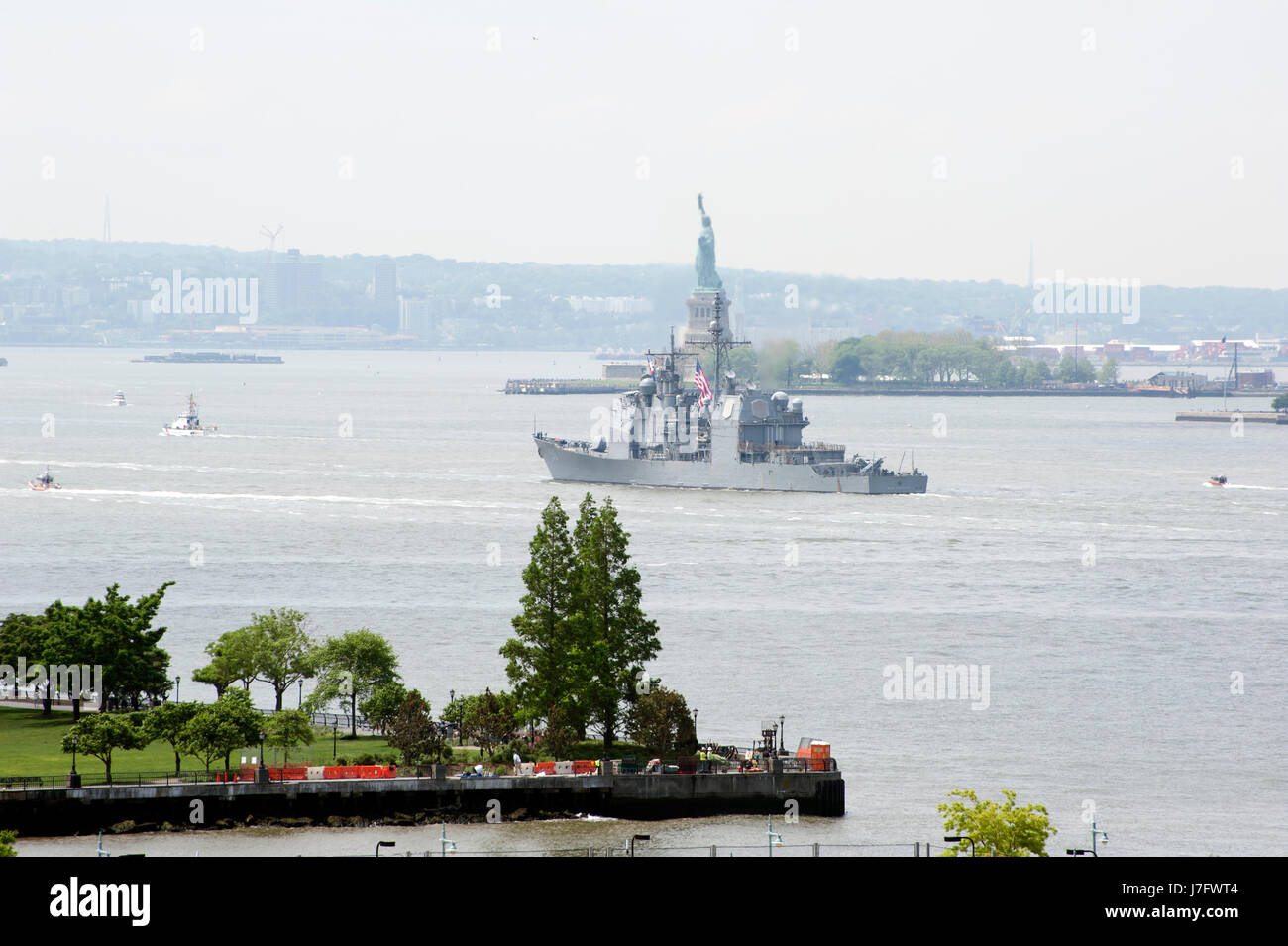 La USS San Jacinto (Cg-56), un Ticonderoga-class cruiser NEGLI STATI UNITI Marina, sulla sua strada giù per il fiume Hudson durante la settimana della flotta in New York City. Foto Stock