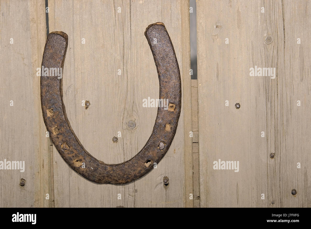 Cavallo di legno passaggio obiettivo archgway gate gantry parete porta fotocamera foto recinzione arrugginita Foto Stock