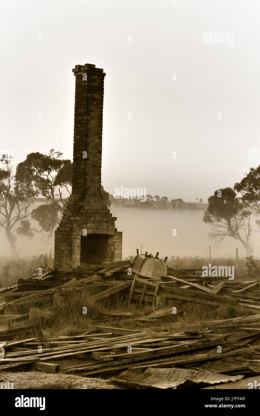 Costruzione casa in legno vintage seppia resti in piedi verso il basso rimane macerie di età Foto Stock