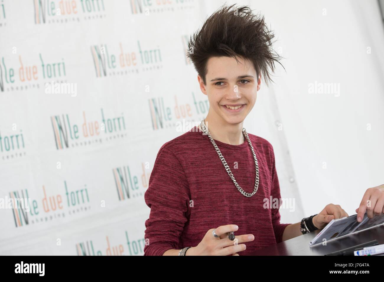 Thomas Bocchimpani, cantante del 'Amici' TV show presenta il suo album e  incontra i fan a Le Due Torri. (Foto di Pamela Rovaris/Pacific Stampa Foto  stock - Alamy