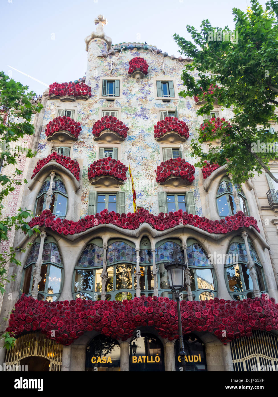 Casa Batlló, progettato da Antoni Gaudi, adornata con Red Rosette festeggia Sant Jordi giorno, Barcelona, Spagna. Foto Stock
